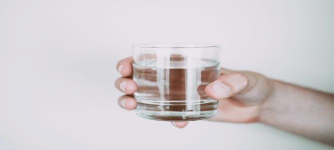 Tips om een trage stoelgang op te heffen - Meer water drinken helpt